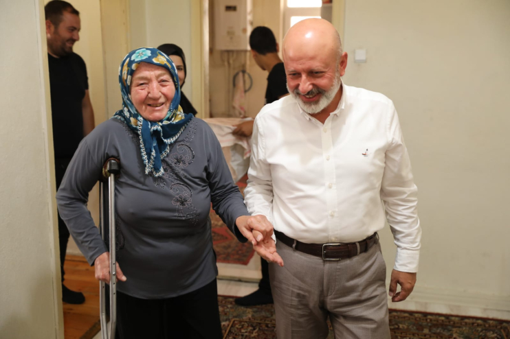 BAŞKAN ÇOLAKBAYRAKDAR, ENGELLİ AİLEYE AKÜLÜ ARAÇ HEDİYE ETTİ