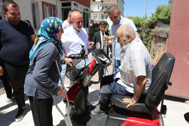 BAŞKAN ÇOLAKBAYRAKDAR, ENGELLİ AİLEYE AKÜLÜ ARAÇ HEDİYE ETTİ