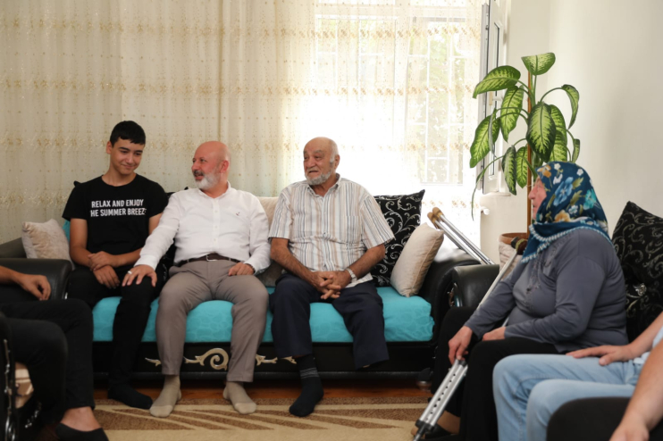 BAŞKAN ÇOLAKBAYRAKDAR, ENGELLİ AİLEYE AKÜLÜ ARAÇ HEDİYE ETTİ