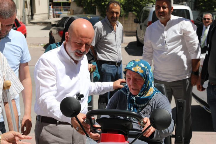 BAŞKAN ÇOLAKBAYRAKDAR, ENGELLİ AİLEYE AKÜLÜ ARAÇ HEDİYE ETTİ