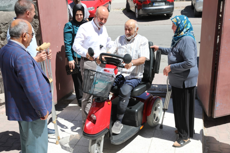 BAŞKAN ÇOLAKBAYRAKDAR, ENGELLİ AİLEYE AKÜLÜ ARAÇ HEDİYE ETTİ