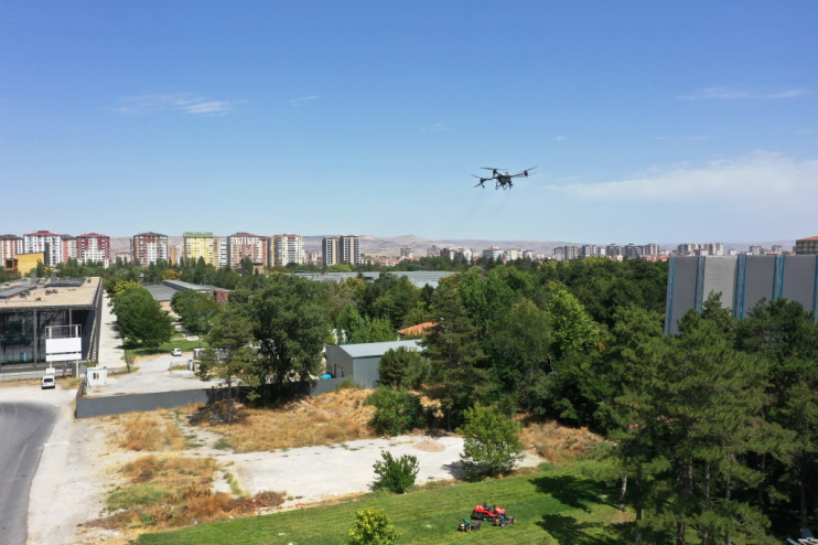 KOCASİNAN BELEDİYESİ,  TÜM AÇIK ALANLARI DRONE İLE İLAÇLIYOR