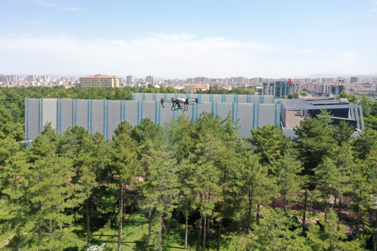 KOCASİNAN BELEDİYESİ,  TÜM AÇIK ALANLARI DRONE İLE İLAÇLIYOR