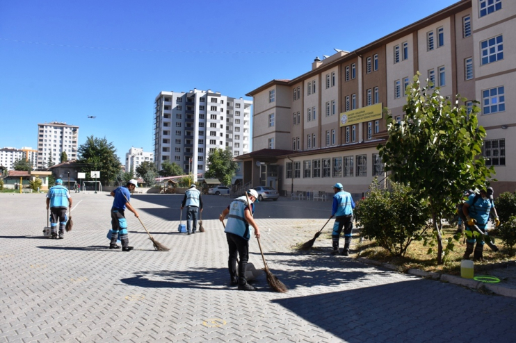 KOCASİNAN’DA OKULLAR ÖĞRENCİLER İÇİN HAZIRLANIYOR