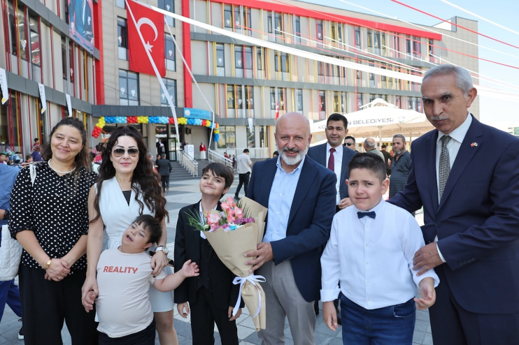 BAŞKAN ÇOLAKBAYRAKDAR, 2024-2025 EĞİTİM YILININ İLK DERS ZİLİNDE ÖĞRENCİLERLE BULUŞTU