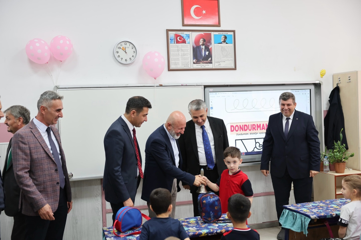 BAŞKAN ÇOLAKBAYRAKDAR, 2024-2025 EĞİTİM YILININ İLK DERS ZİLİNDE ÖĞRENCİLERLE BULUŞTU