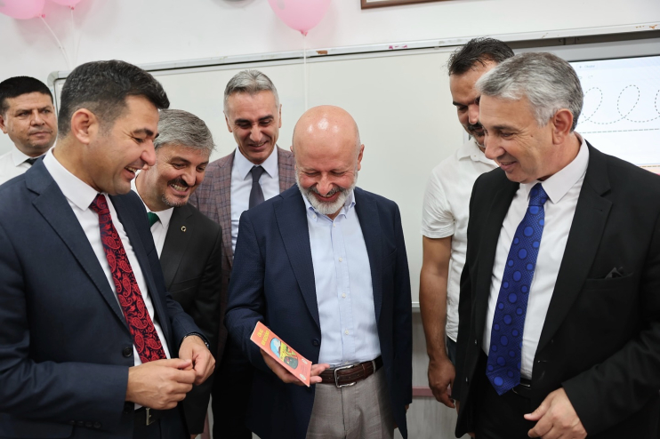BAŞKAN ÇOLAKBAYRAKDAR, 2024-2025 EĞİTİM YILININ İLK DERS ZİLİNDE ÖĞRENCİLERLE BULUŞTU