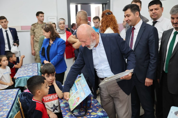 BAŞKAN ÇOLAKBAYRAKDAR, 2024-2025 EĞİTİM YILININ İLK DERS ZİLİNDE ÖĞRENCİLERLE BULUŞTU