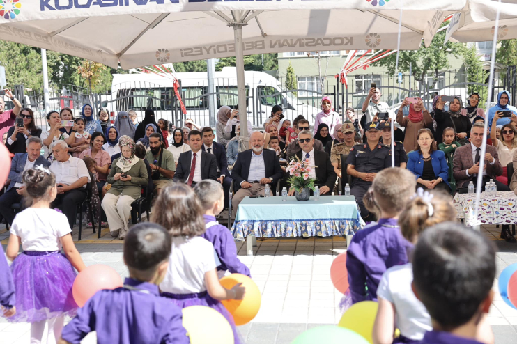 BAŞKAN ÇOLAKBAYRAKDAR, 2024-2025 EĞİTİM YILININ İLK DERS ZİLİNDE ÖĞRENCİLERLE BULUŞTU