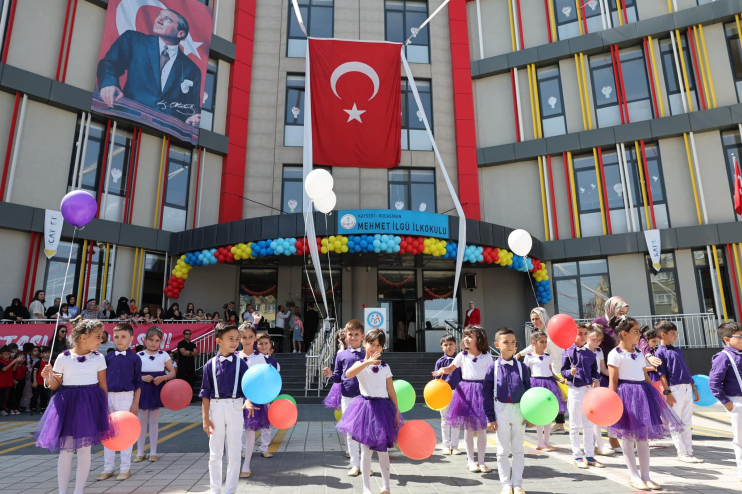 BAŞKAN ÇOLAKBAYRAKDAR, 2024-2025 EĞİTİM YILININ İLK DERS ZİLİNDE ÖĞRENCİLERLE BULUŞTU