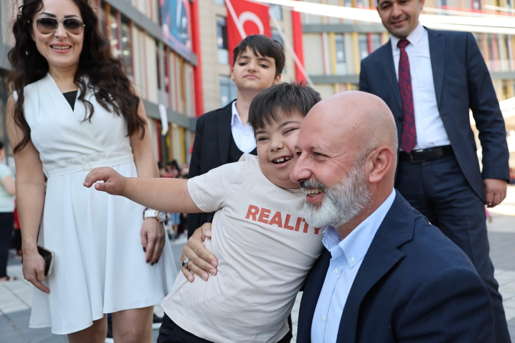 BAŞKAN ÇOLAKBAYRAKDAR, 2024-2025 EĞİTİM YILININ İLK DERS ZİLİNDE ÖĞRENCİLERLE BULUŞTU