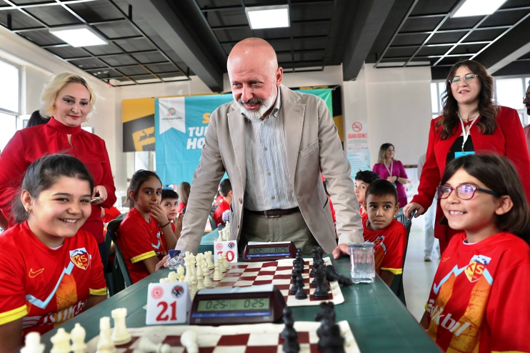 BAŞKAN ÇOLAKBAYRAKDAR, “BÜYÜK VE GÜÇLÜ TÜRKİYE İÇİN ÇOCUKLARI SATRANÇTA BULUŞTURUYORUZ”