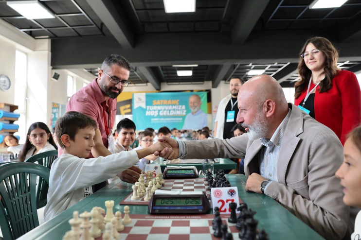 BAŞKAN ÇOLAKBAYRAKDAR, “BÜYÜK VE GÜÇLÜ TÜRKİYE İÇİN ÇOCUKLARI SATRANÇTA BULUŞTURUYORUZ”