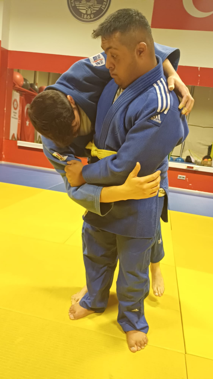 KOCASİNAN’IN ÖZEL SPORCUSU SAMET BALCI’DAN BAŞKAN ÇOLAKBAYRAKDAR’A ALTIN MADALYA SÖZÜ