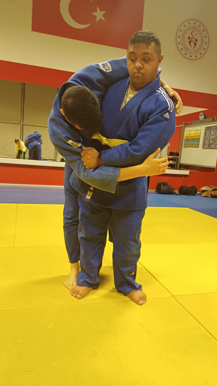 KOCASİNAN’IN ÖZEL SPORCUSU SAMET BALCI’DAN BAŞKAN ÇOLAKBAYRAKDAR’A ALTIN MADALYA SÖZÜ