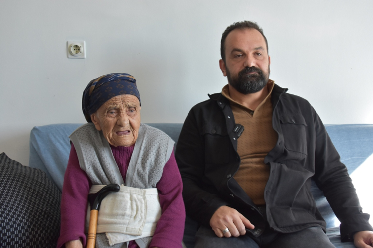KOCASİNAN BELEDİYESİ, ASIRLIK FATMA NİNEYE EVDE SAĞLIK VE YEMEK DESTEĞİ SAĞLIYOR