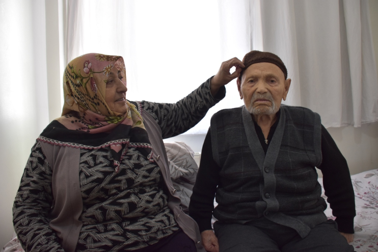 KOCASİNAN BELEDİYESİ, ASIRLIK FATMA NİNEYE EVDE SAĞLIK VE YEMEK DESTEĞİ SAĞLIYOR