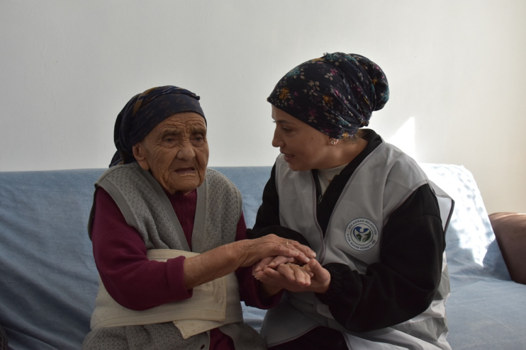 KOCASİNAN BELEDİYESİ, ASIRLIK FATMA NİNEYE EVDE SAĞLIK VE YEMEK DESTEĞİ SAĞLIYOR