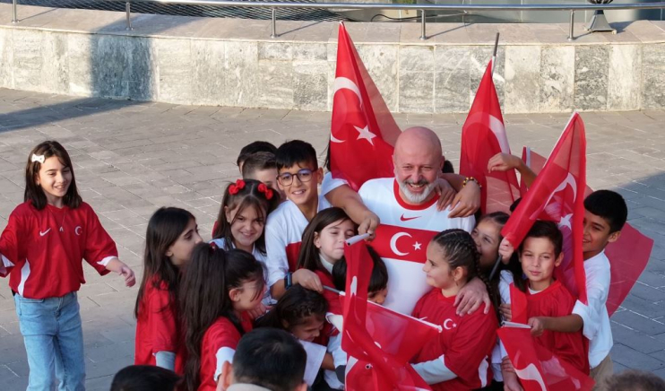 BAŞKAN ÇOLAKBAYRAKDARDAN MİLLİ TAKIMA "BİZİM ÇOCUKLAR" DESTEĞİ