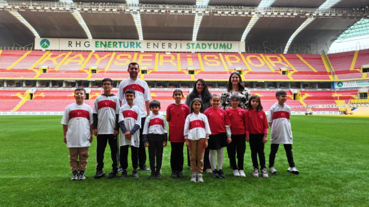 BAŞKAN ÇOLAKBAYRAKDARDAN MİLLİ TAKIMA "BİZİM ÇOCUKLAR" DESTEĞİ