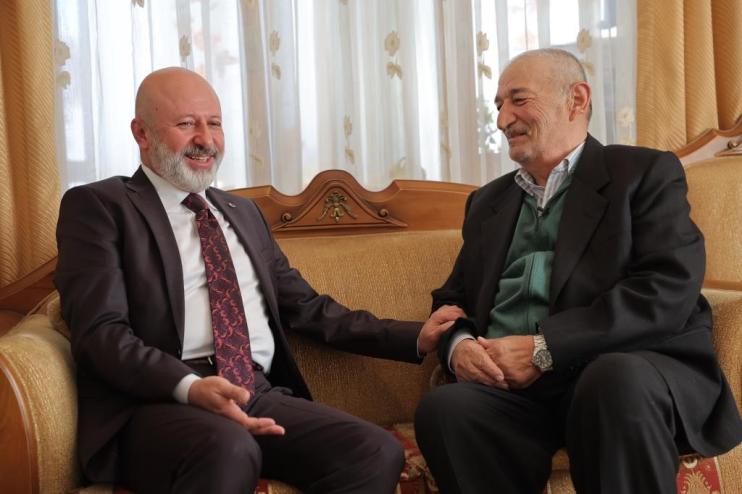 BAŞKAN ÇOLAKBAYRAKDAR, İLKOKUL ÖĞRETMENİYLE DUYGUSAL BİR BULUŞMA GERÇEKLEŞTİRDİ