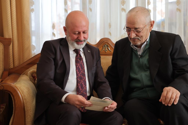 BAŞKAN ÇOLAKBAYRAKDAR, İLKOKUL ÖĞRETMENİYLE DUYGUSAL BİR BULUŞMA GERÇEKLEŞTİRDİ