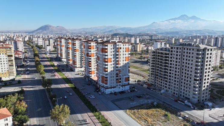 BAŞKAN ÇOLAKBAYRAKDAR, “DÖNÜŞÜMLE 3 BİN 979 AİLE MUTLU VE HUZURLU YUVALARINDA”