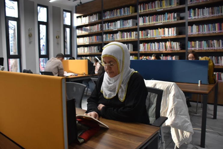 HAYALİNİ KÜTÜPHANEDE GERÇEKLEŞTİREN YİĞİTHAL, BAŞKAN ÇOLAKBAYRAKDAR’A TEŞEKKÜR ETTİ