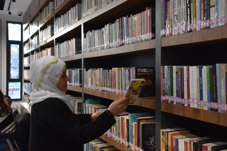 HAYALİNİ KÜTÜPHANEDE GERÇEKLEŞTİREN YİĞİTHAL, BAŞKAN ÇOLAKBAYRAKDAR’A TEŞEKKÜR ETTİ