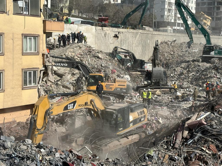 BAŞKAN ÇOLAKBAYRAKDAR, “DEPREMZEDE KARDEŞLERİMİZİN HER DAİM YANINDAYIZ”