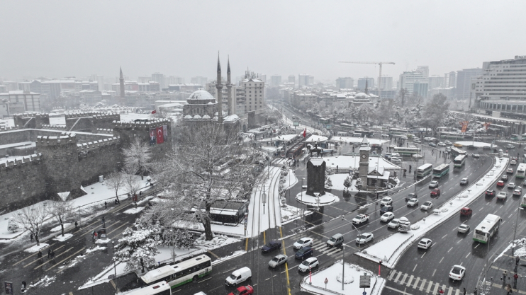 BAŞKAN ÇOLAKBAYRAKDAR, “KAR, ŞEHRİMİZE BEREKET GETİRİRKEN, ULAŞIM GÜVENLİĞİ İÇİN YOĞUN ÇALIŞIYORUZ”