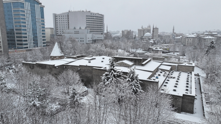 BAŞKAN ÇOLAKBAYRAKDAR, “KAR, ŞEHRİMİZE BEREKET GETİRİRKEN, ULAŞIM GÜVENLİĞİ İÇİN YOĞUN ÇALIŞIYORUZ”