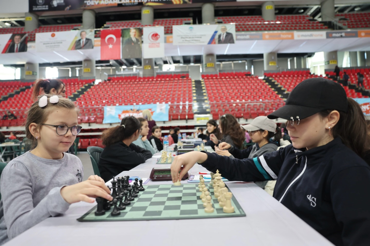 BAŞKAN ÇOLAKBAYRAKDAR, “BÜYÜK VE GÜÇLÜ TÜRKİYE İÇİN ÇOCUKLARI SATRANÇTA BULUŞTURUYORUZ”