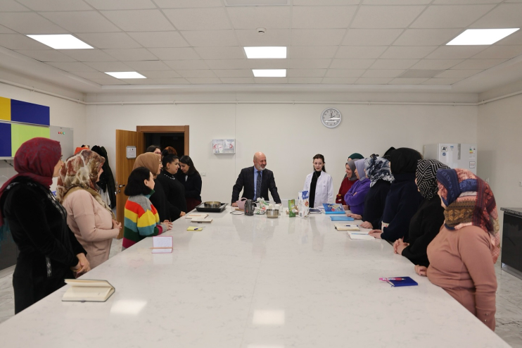 BAŞKAN ÇOLAKBAYRAKDAR, “AKADEMİ İLE 7DEN 70E HERKESİN, ÖZELLİKLE AİLELERİN MUTLULUĞUNU ARTIRIYORUZ”