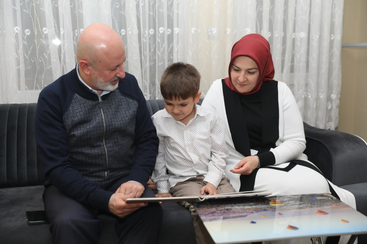 ÇOLAKBAYRAKDAR ÇİFTİ, GLÜTENSİZ İFTAR SOFRASINDA ORUÇ AÇTI