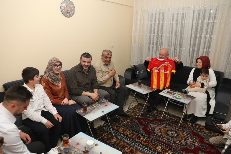 ÇOLAKBAYRAKDAR ÇİFTİ, GLÜTENSİZ İFTAR SOFRASINDA ORUÇ AÇTI