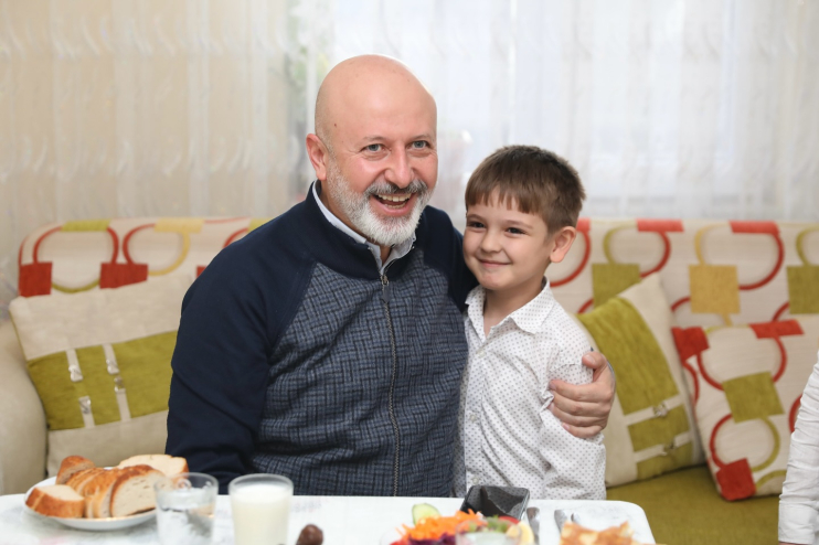 ÇOLAKBAYRAKDAR ÇİFTİ, GLÜTENSİZ İFTAR SOFRASINDA ORUÇ AÇTI