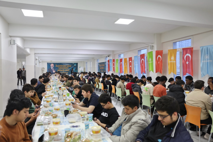 BAŞKAN ÇOLAKBAYRAKDAR, 52 FARKLI ÜLKEDEN ÖĞRENCİLERLE İFTAR SOFRASINDA BULUŞTU