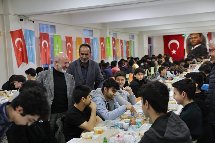 BAŞKAN ÇOLAKBAYRAKDAR, 52 FARKLI ÜLKEDEN ÖĞRENCİLERLE İFTAR SOFRASINDA BULUŞTU