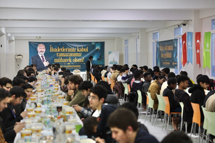 BAŞKAN ÇOLAKBAYRAKDAR, 52 FARKLI ÜLKEDEN ÖĞRENCİLERLE İFTAR SOFRASINDA BULUŞTU