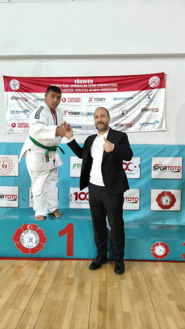 KOCASİNAN’IN SPORCUSU SAMET BALCI, BAŞKAN ÇOLAKBAYRAKDAR’A VERDİĞİ SÖZÜ TUTTU VE ALTIN MADALYA KAZANDI