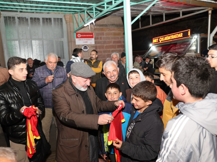 BAŞKAN ÇOLAKBAYRAKDAR, RAMAZAN BEREKETİNİ HER GÜN BİR MAHALLEDE PAYLAŞIYOR