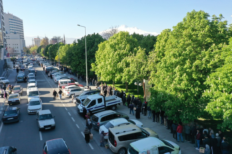 BAŞKAN ÇOLAKBAYRAKDAR’DAN ORGANİK DOMATES FİDESİ DAĞITIM ETKİNLİĞİNE DAVET