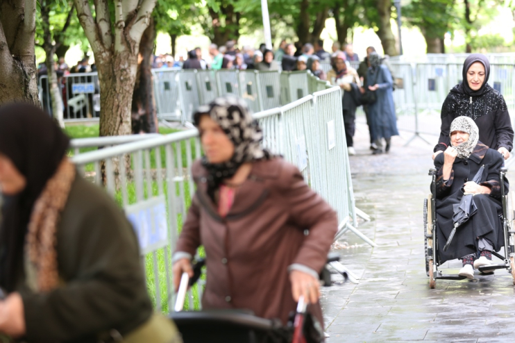 BAŞKAN ÇOLAKBAYRAKDAR’DAN ORGANİK DOMATES FİDESİ DAĞITIM ETKİNLİĞİNE DAVET