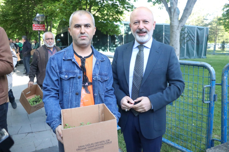 DOMATES FİDESI DAĞITIMINDA KUYRUĞUN SONU YOK.