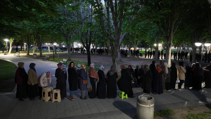DOMATES FİDESI DAĞITIMINDA KUYRUĞUN SONU YOK.