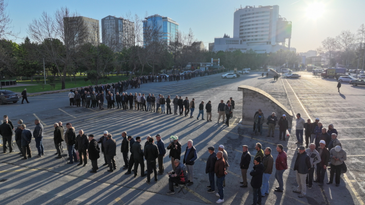 DOMATES FİDESI DAĞITIMINDA KUYRUĞUN SONU YOK.