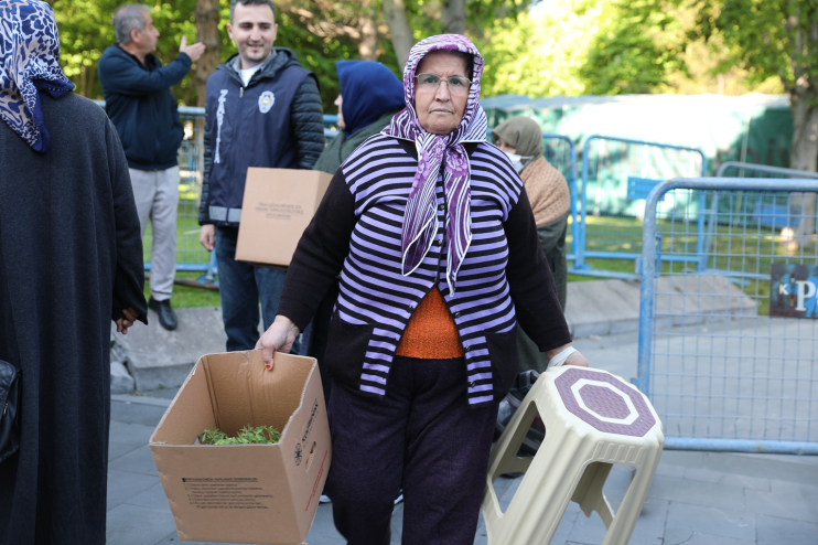 DOMATES FİDESI DAĞITIMINDA KUYRUĞUN SONU YOK.