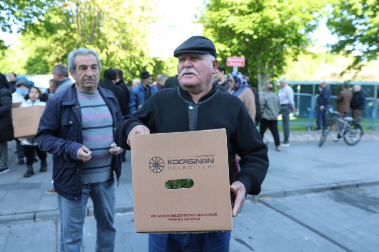 DOMATES FİDESI DAĞITIMINDA KUYRUĞUN SONU YOK.