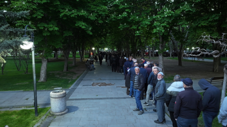 DOMATES FİDESI DAĞITIMINDA KUYRUĞUN SONU YOK.